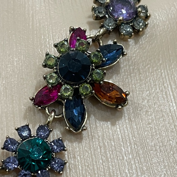 Beautiful gold tone statement necklace. - Picture 4 of 6